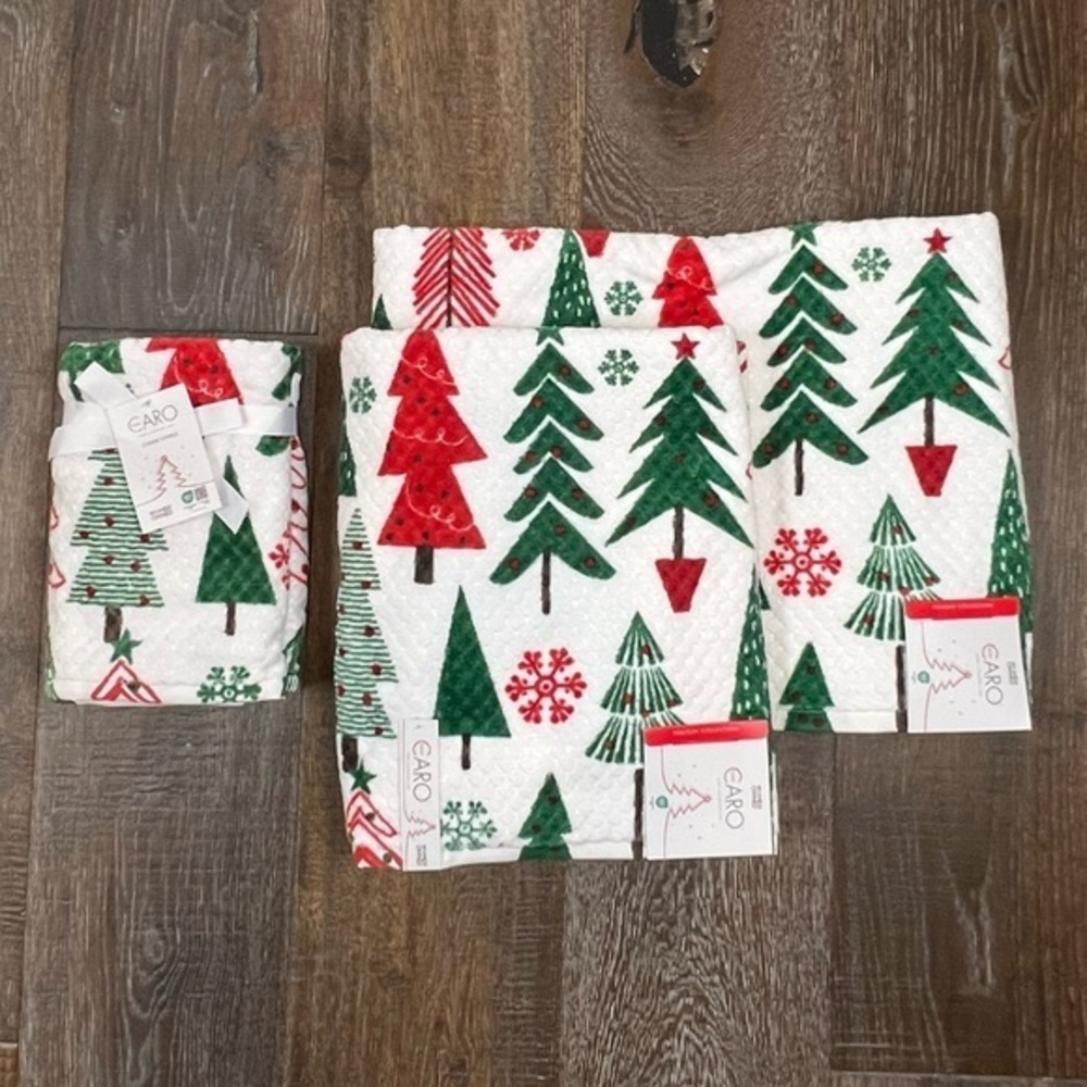 Caro - ‘Holiday Trees bundle’ bath towel set. NWT. Firm!